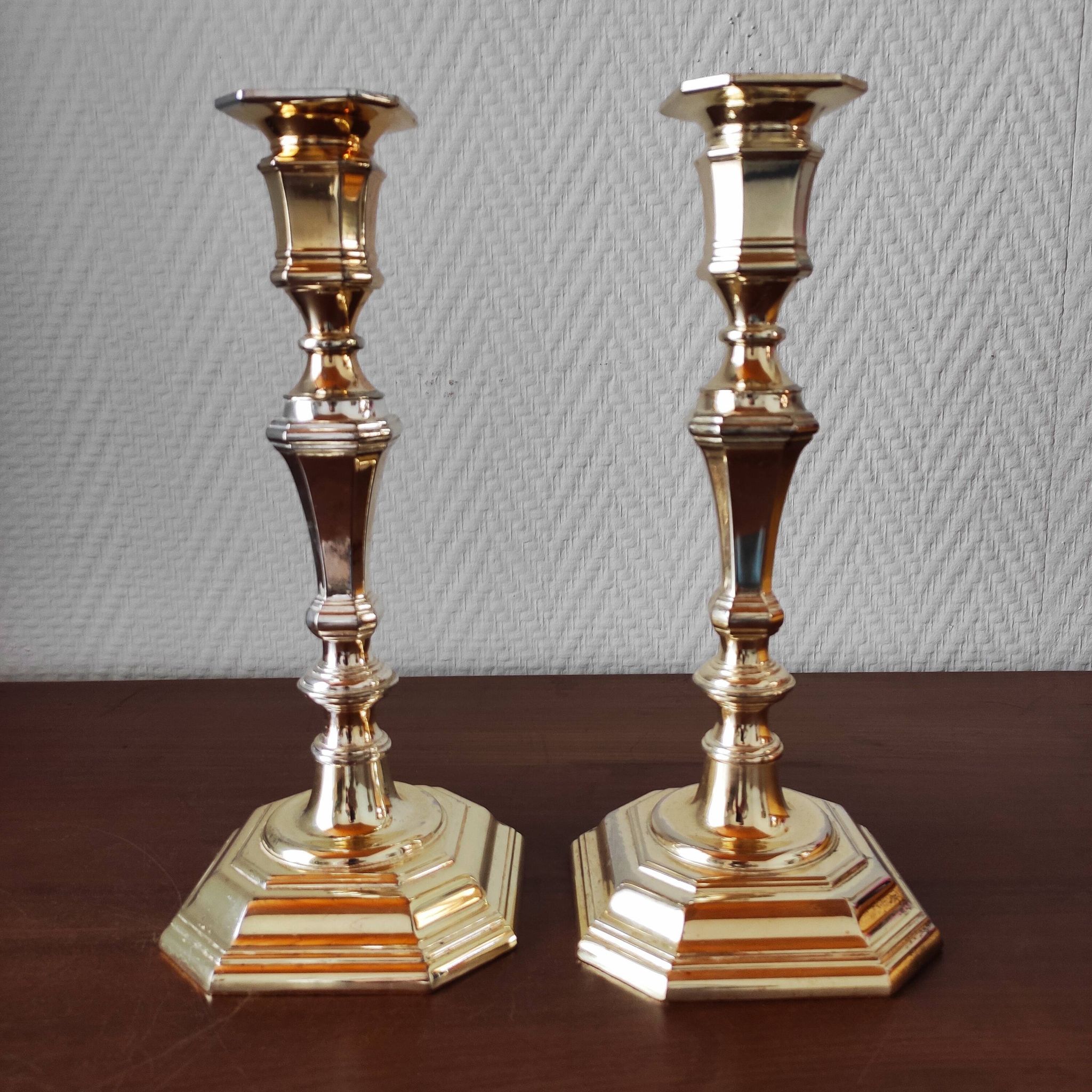 Paire de bougeoirs vintage classiques