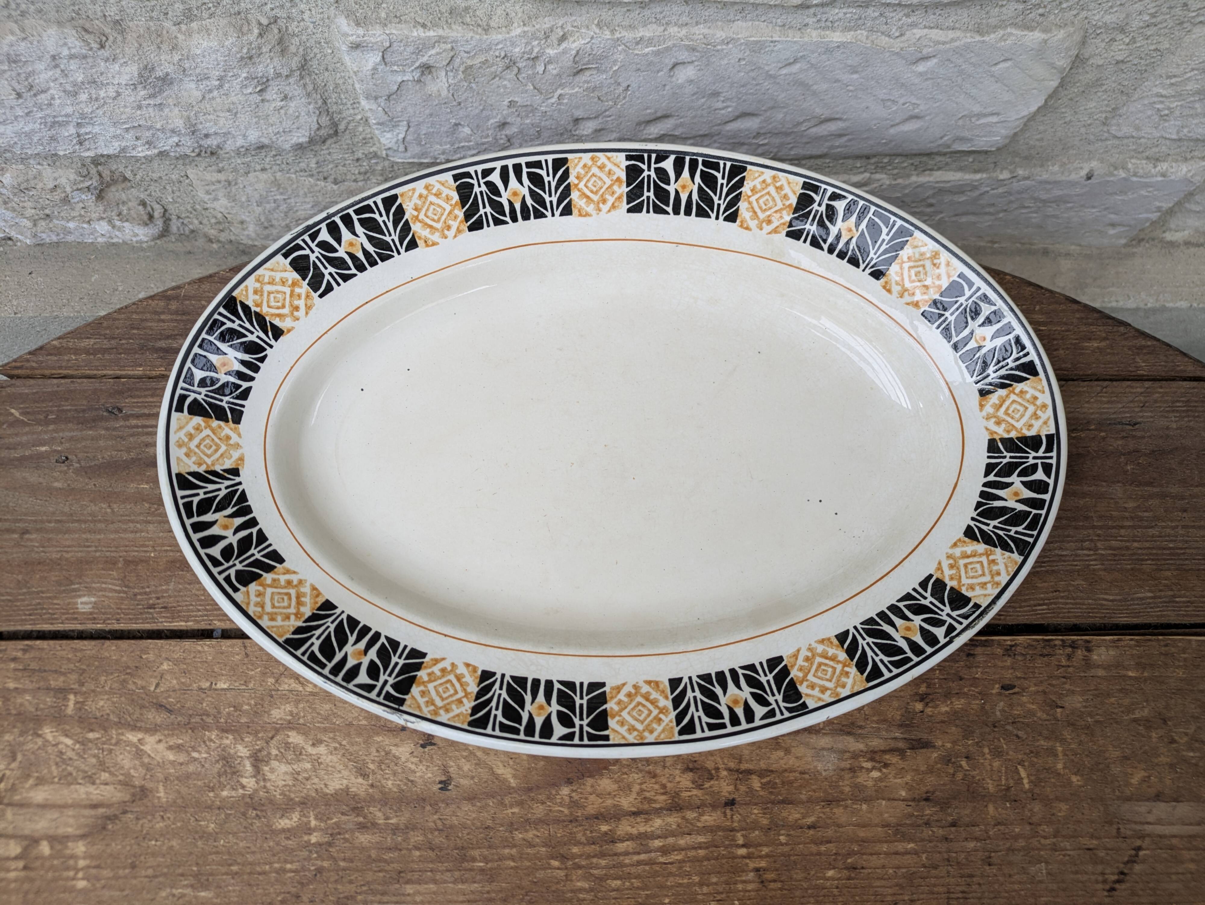 Plat de service Saint Amand modèle Trianon Terre de Fer contour géométrique