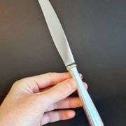 Duo de couteaux Christofle modèle "Tosca" en Alfénide