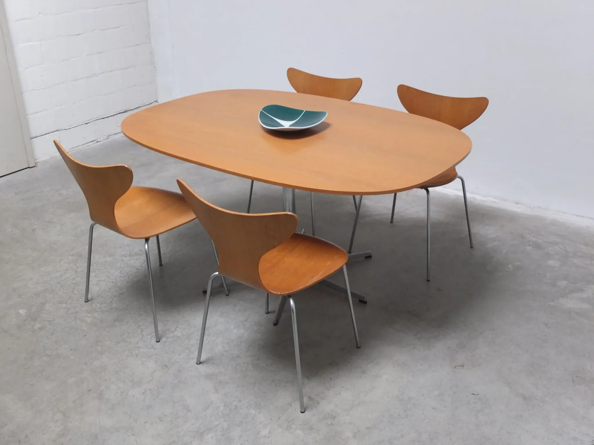 'Superellipse' pedestal table in oak by Arne Jacobsen for Fritz Hansen, 1981