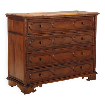 Antique baroque walnut chest of drawers with 4 drawers, 17th century.