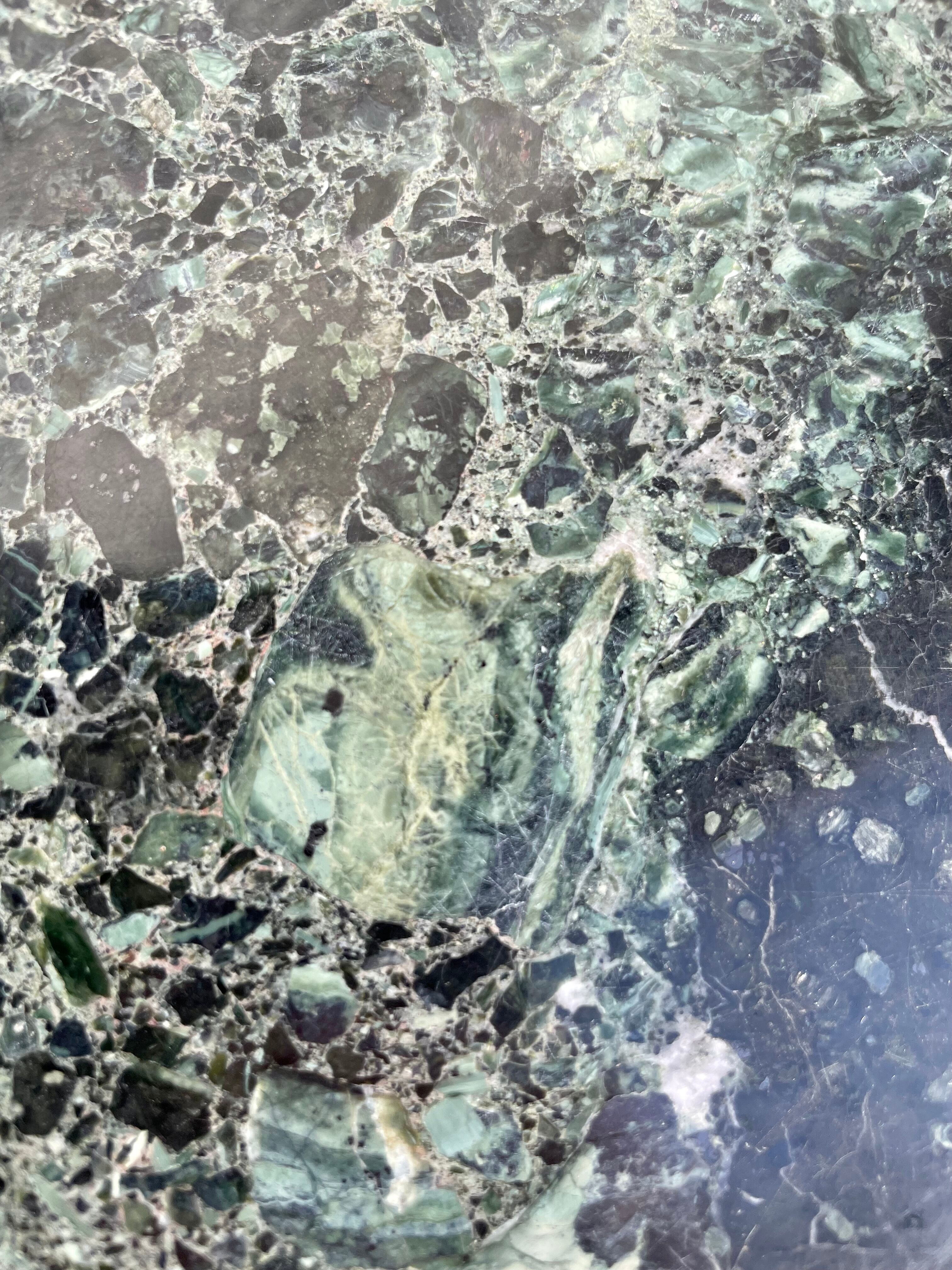 Table basse en fer forgé et marbre vert des Alpes