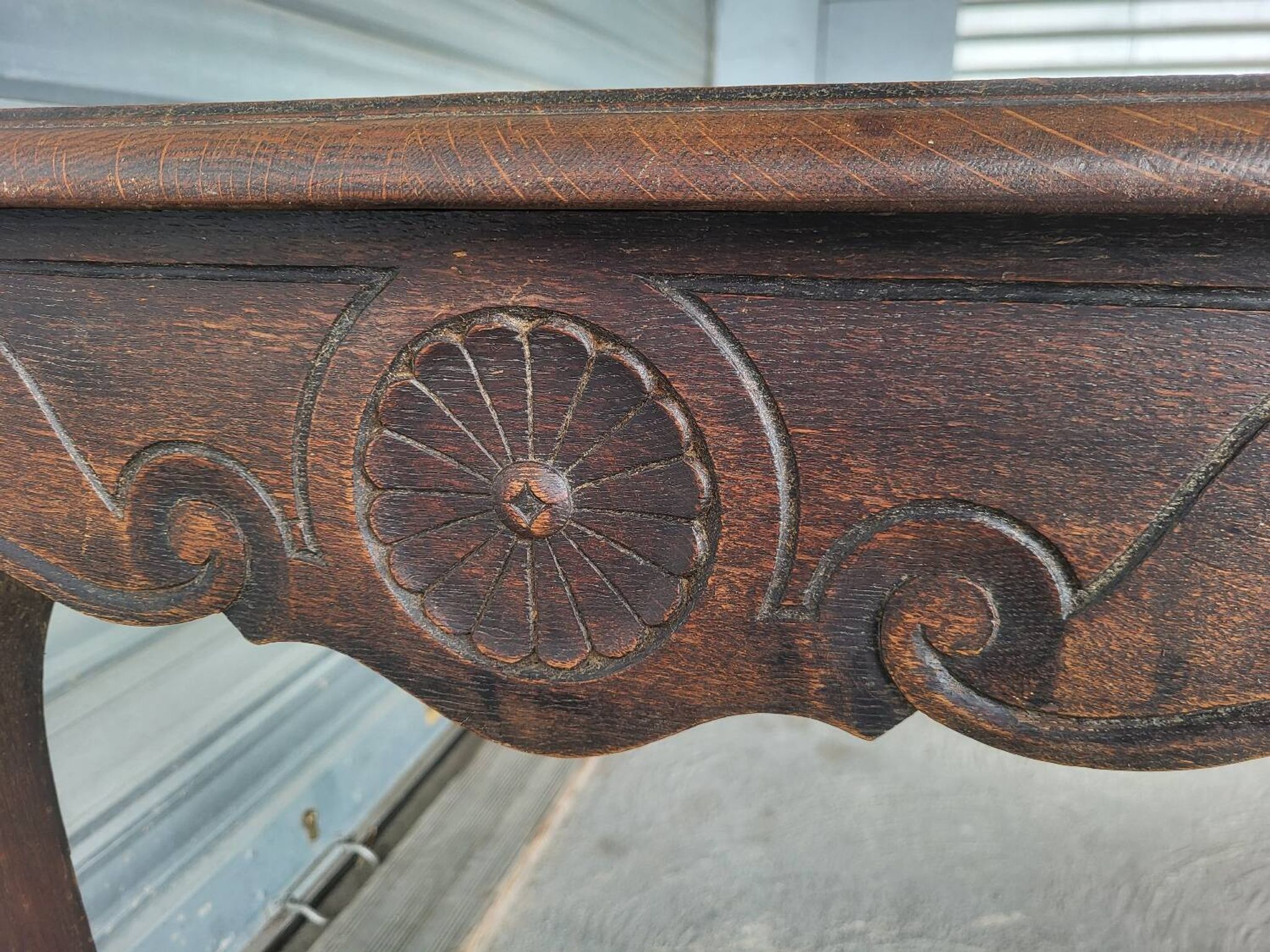 Bureau dit "bureau de dame" / table style Louis XV en bois  massif
