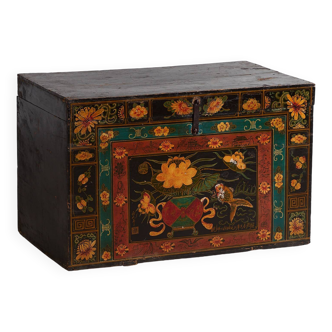Malle chinoise ancienne de couleur foncée avec des motifs floraux (c.1900) #2