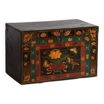 Malle chinoise ancienne de couleur foncée avec des motifs floraux (c.1900) #2