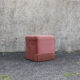 Pouf en velours rose à franges