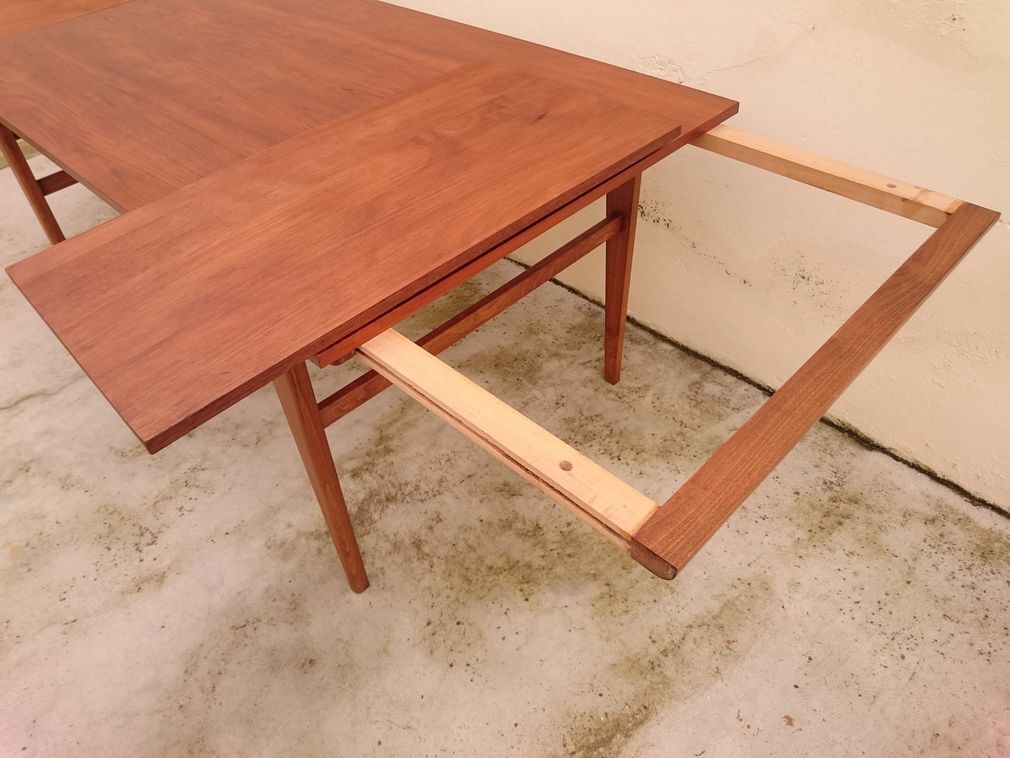Scandinavian style table with extensions