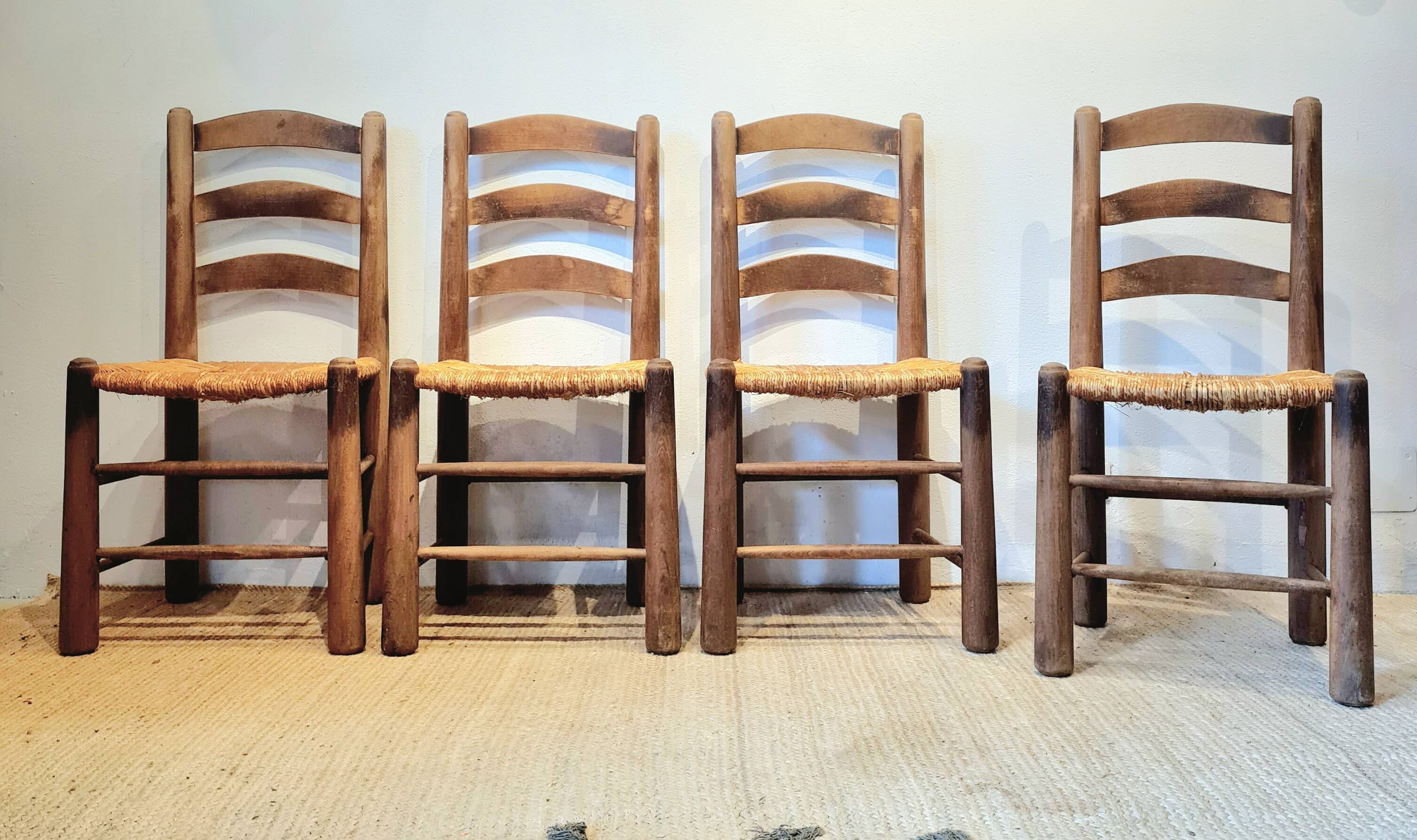 Chaises brutalistes en bois et paille de George Robert