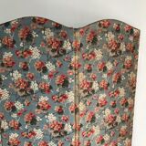 Screen old wood and flowery fabric