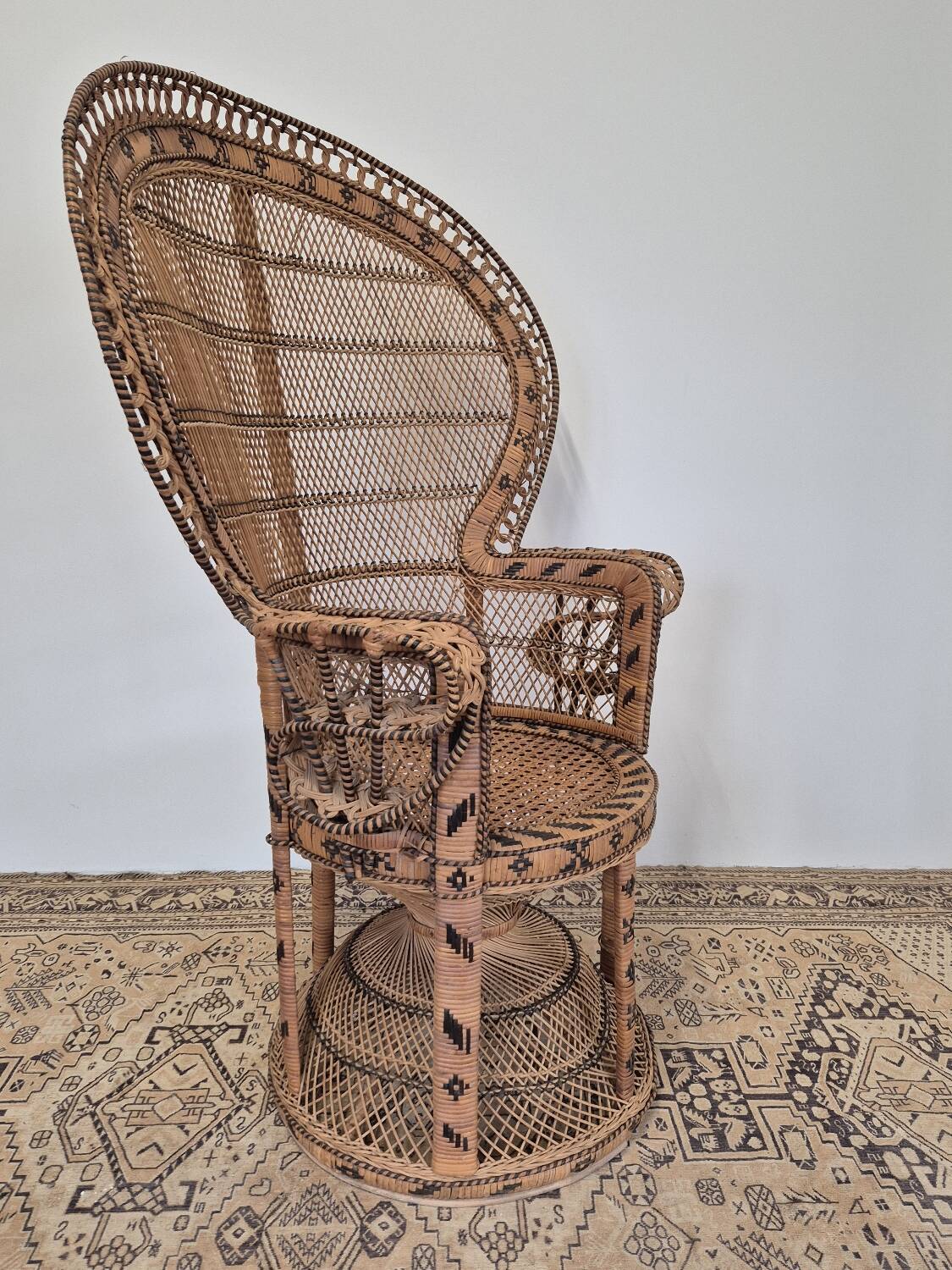 Fauteuil Emmanuelle "Peacock" vintage en rotin