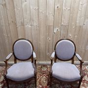 Paire de fauteuils cabriolets Louis XVI dossier médaillon