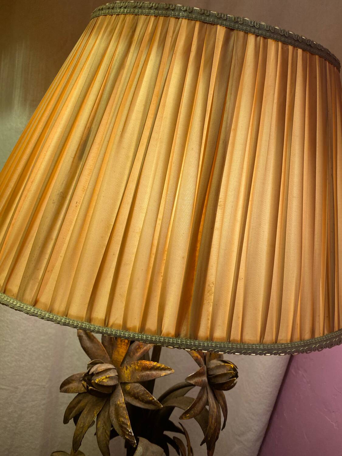 Metal flower lamp with wooden base