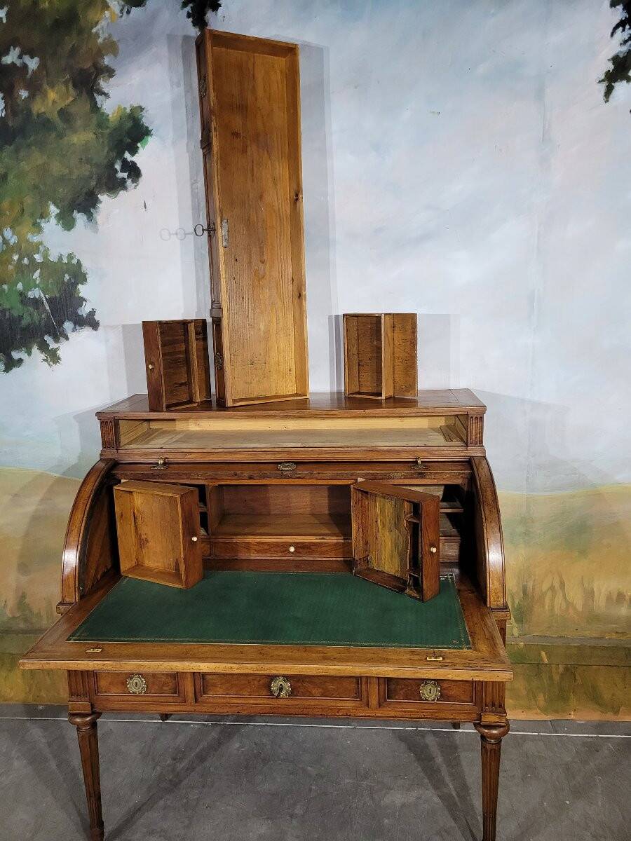 Bureau à cylindre époque Louis XVI en noyer
