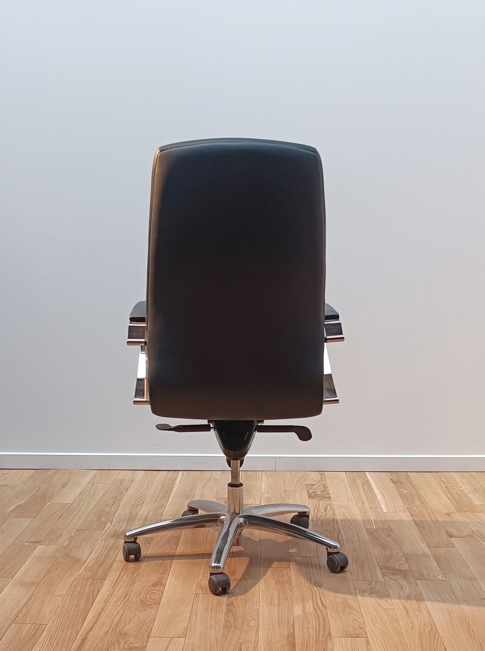 Chaise de direction Chester, Kokoon Design