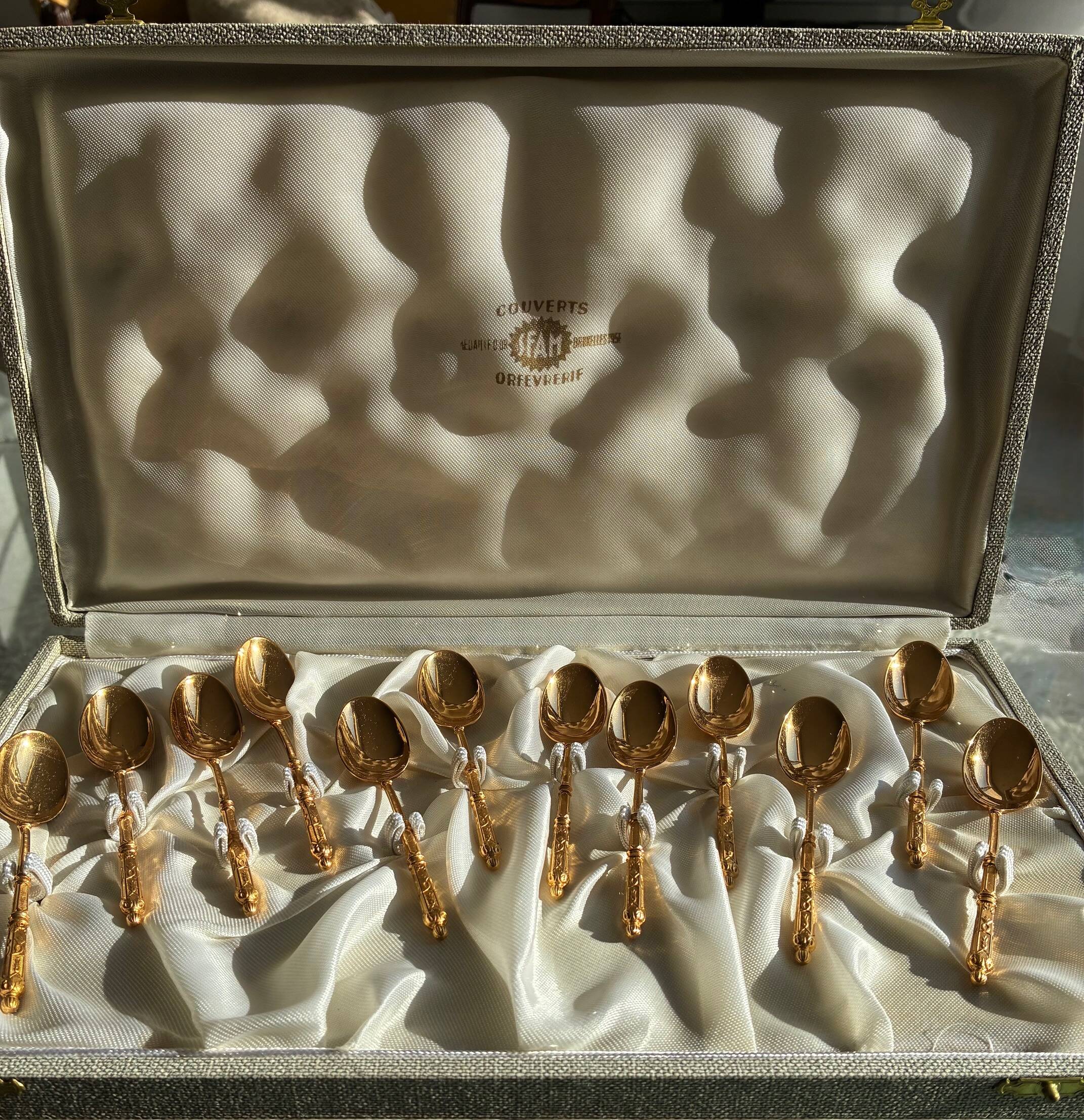 Golden metal dessert service