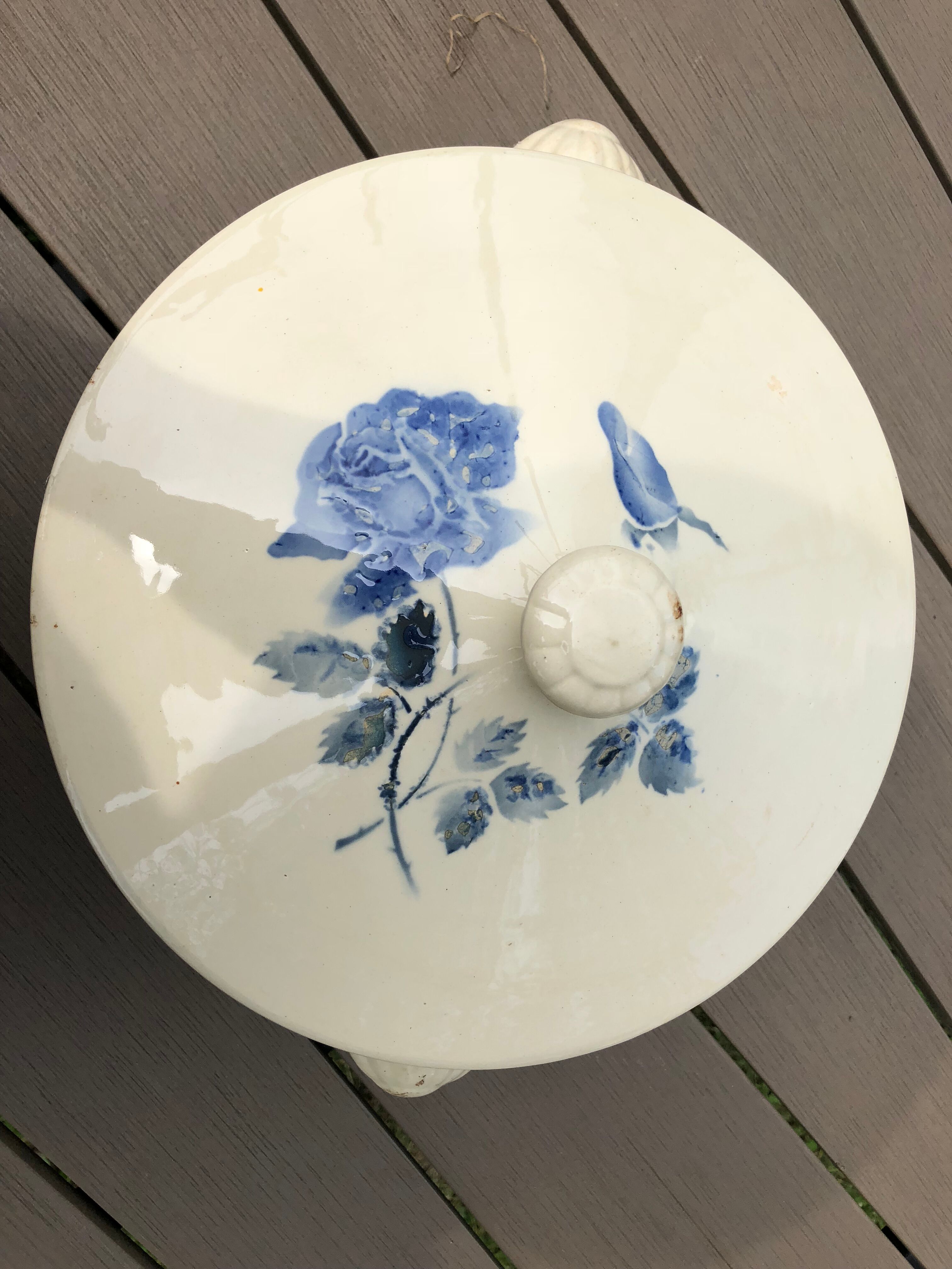 Service table 50 years cream digoin faience with blue rose decor