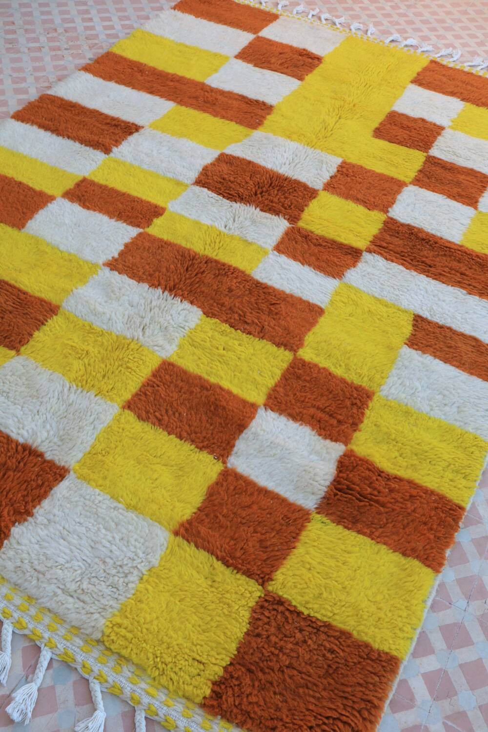 Tapis berbère marocain béni ouarain damiers jaune et marron