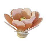 Lampe à poser fleur composée de pétales en rotin et lin rose blush