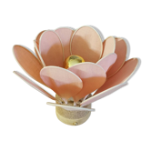 Lampe à poser fleur composée de pétales en rotin et lin rose blush