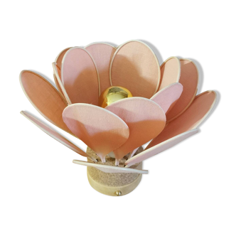 Lampe à poser fleur composée de pétales en rotin et lin rose blush
