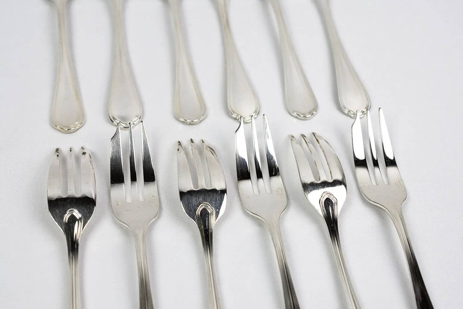 Christofle – 12 dessert forks, Spatours pattern with antique case