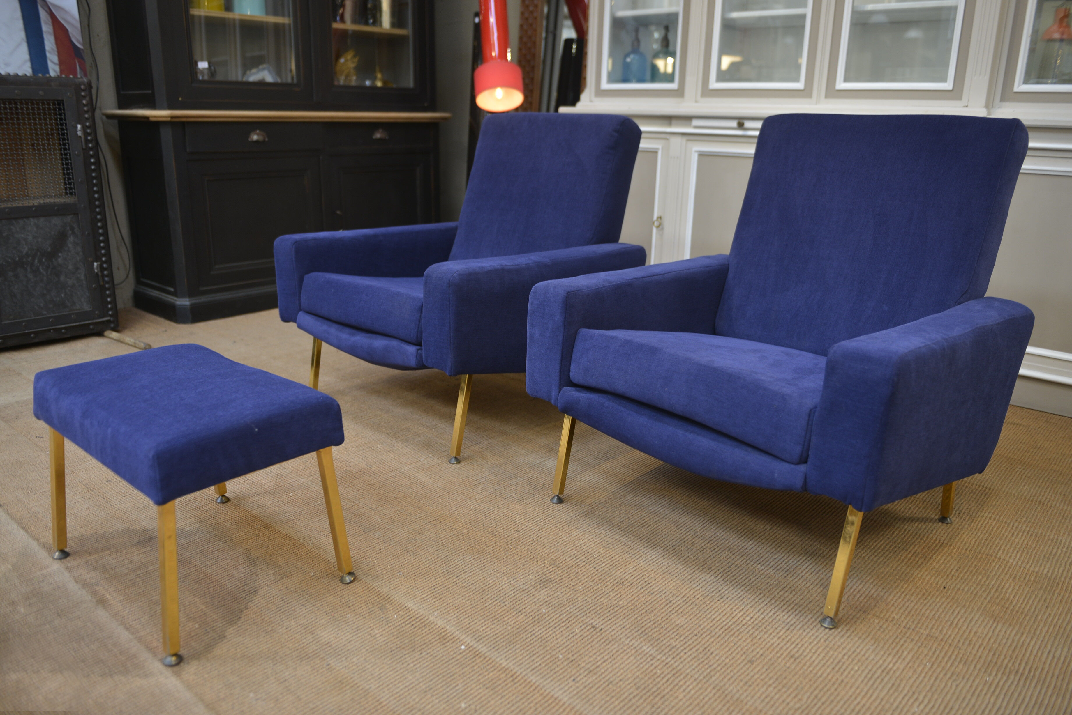 Pair of armchairs and ottoman vintage 1950 in blue velour and brass
