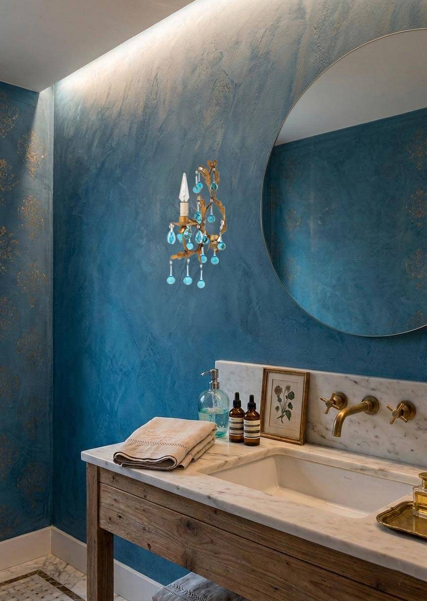 Applique murale italienne en fer doré et cristaux bleu turquoise, vers 1960