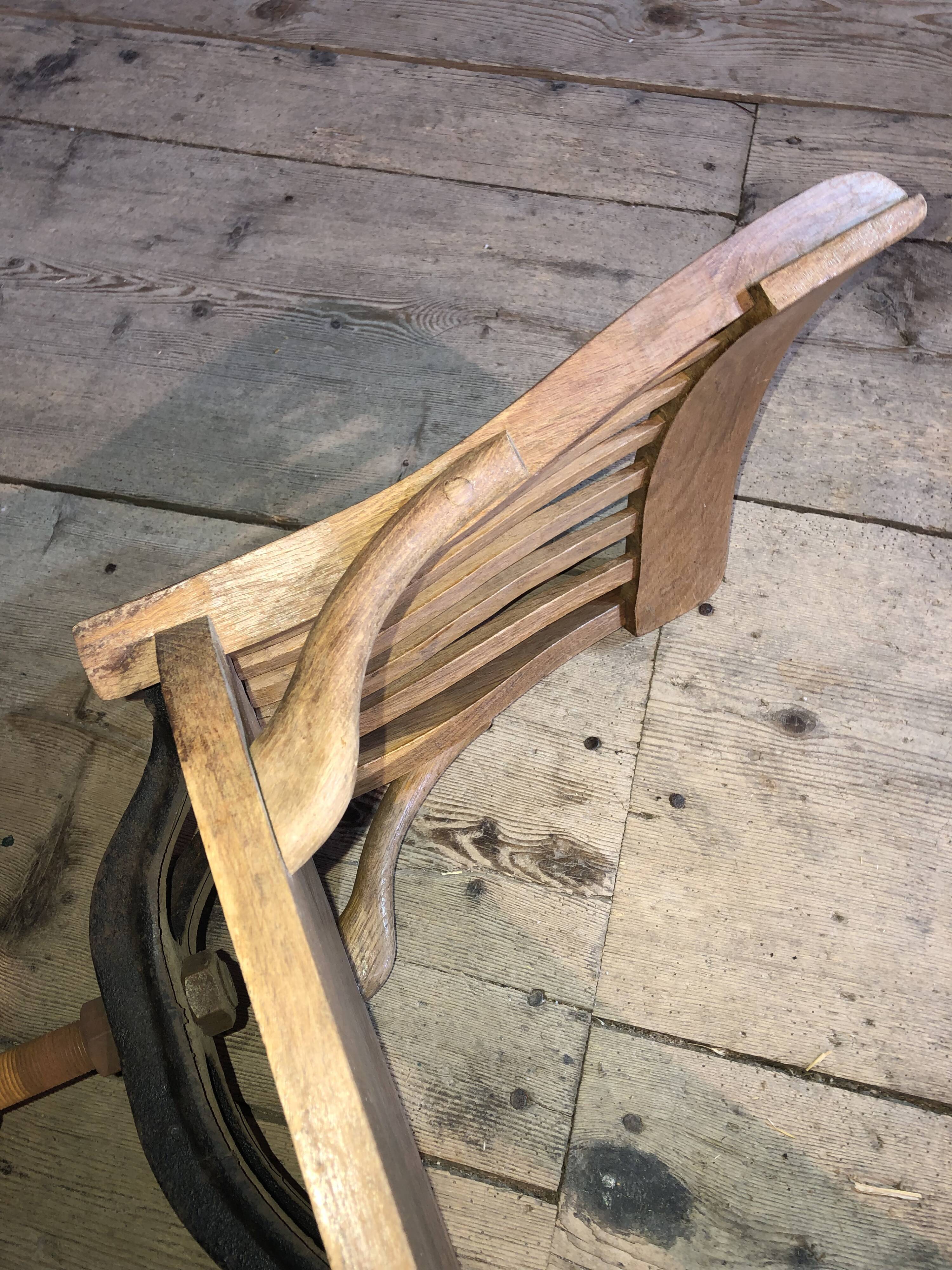 Bureau d’un maître d’école et sa chaises