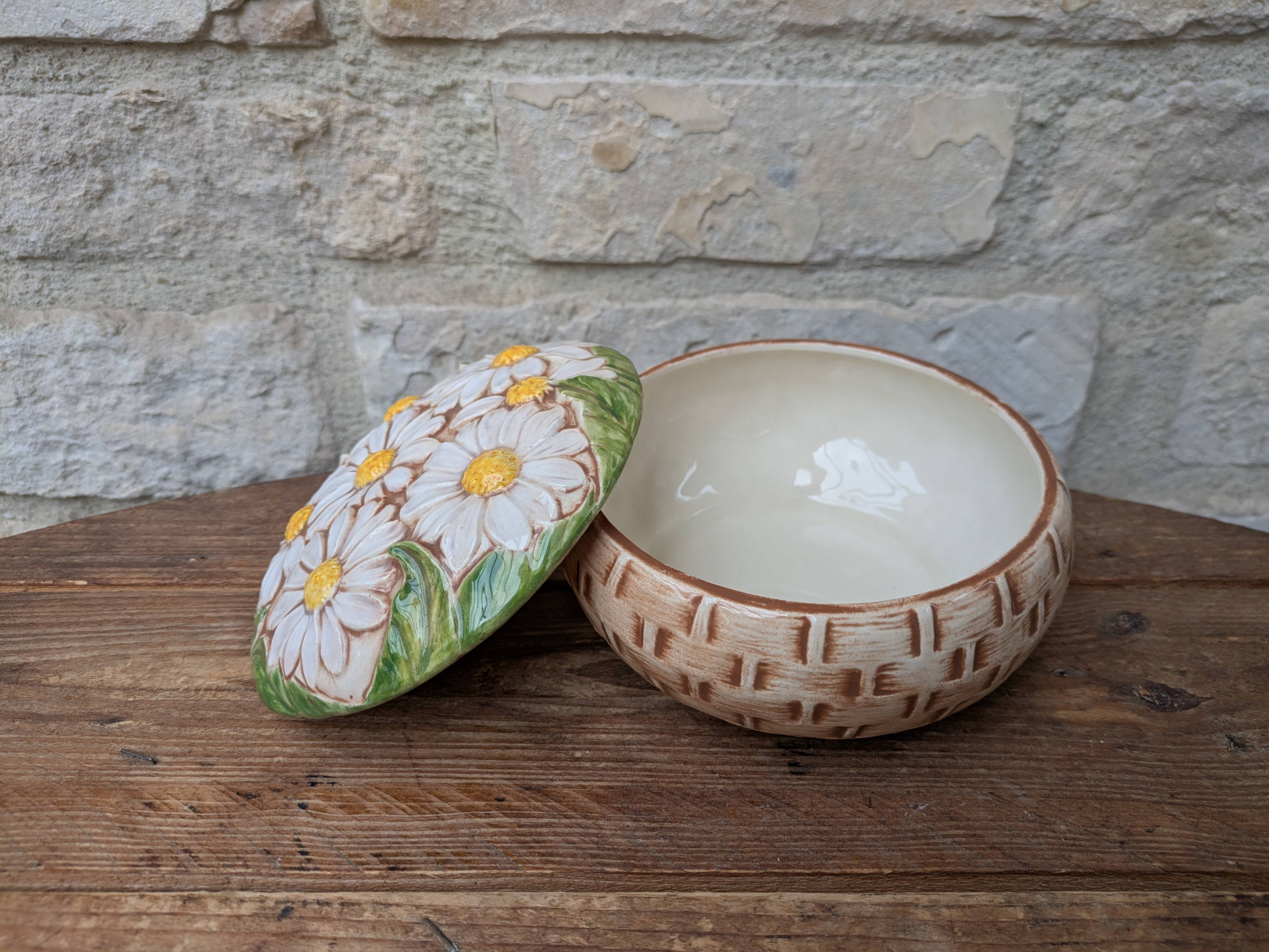 Boite ronde avec couvercle en barbotine à décor de marguerite Holland Mold