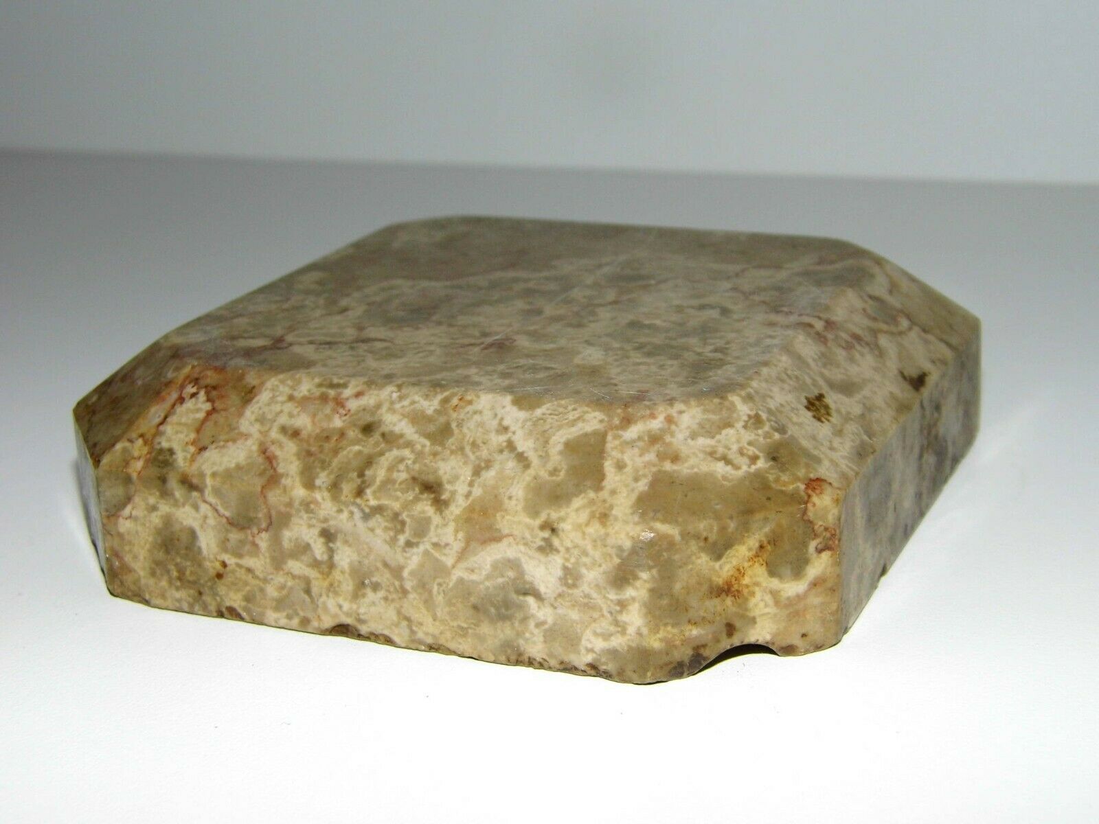 Rare cendrier antique  marbre a pan coupées  biseautée splendide   fin 18 eme siècle   oeuvre d'art .    dimension :  hauteur  : 3 cm   longueur : 13,5 cm