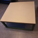 Table basse en bois vert olive et simili cuir crème