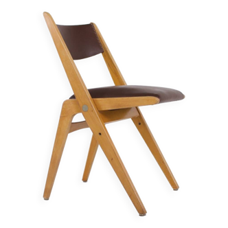 "Scissor" chair