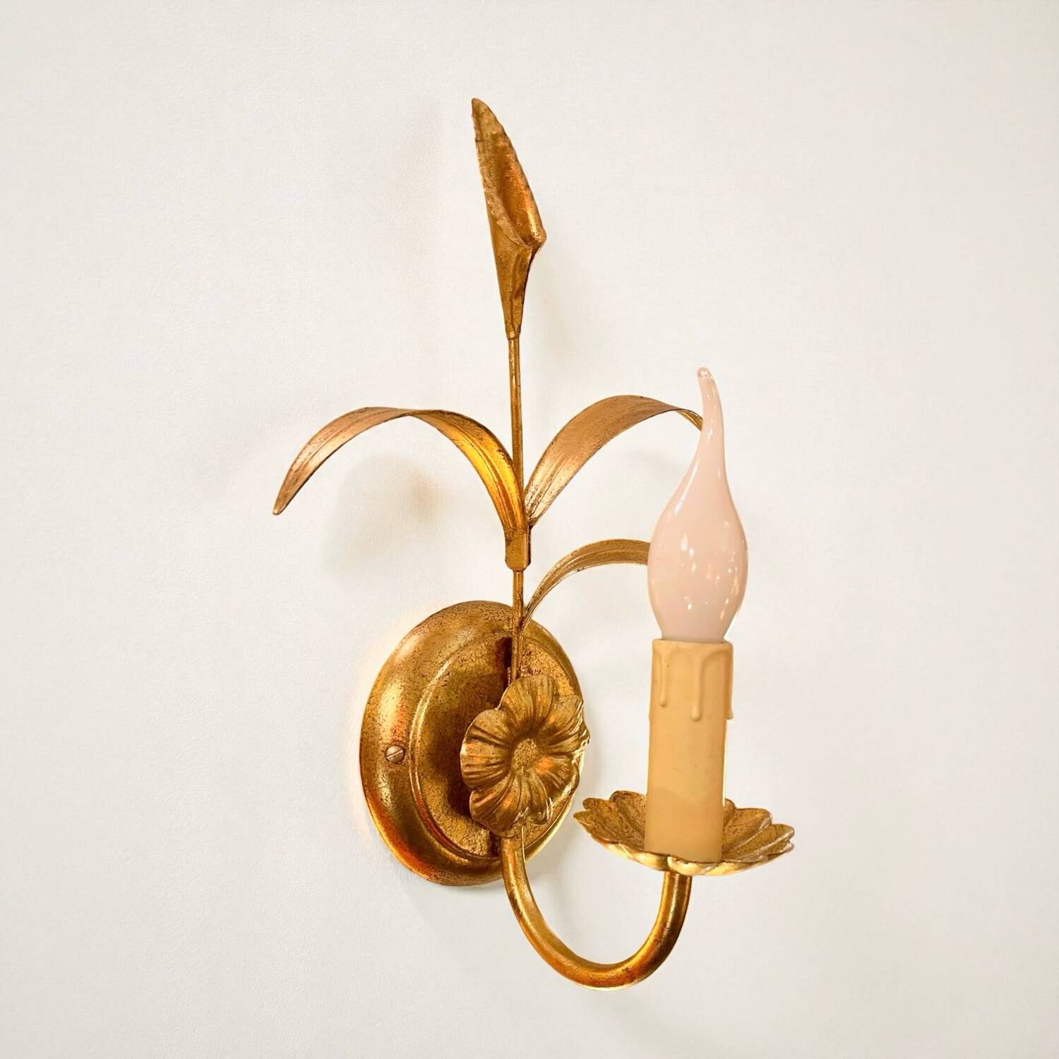 Gold leaf metal flower wall sconce, 1970s-1980s, Hollywood Regency Masca
