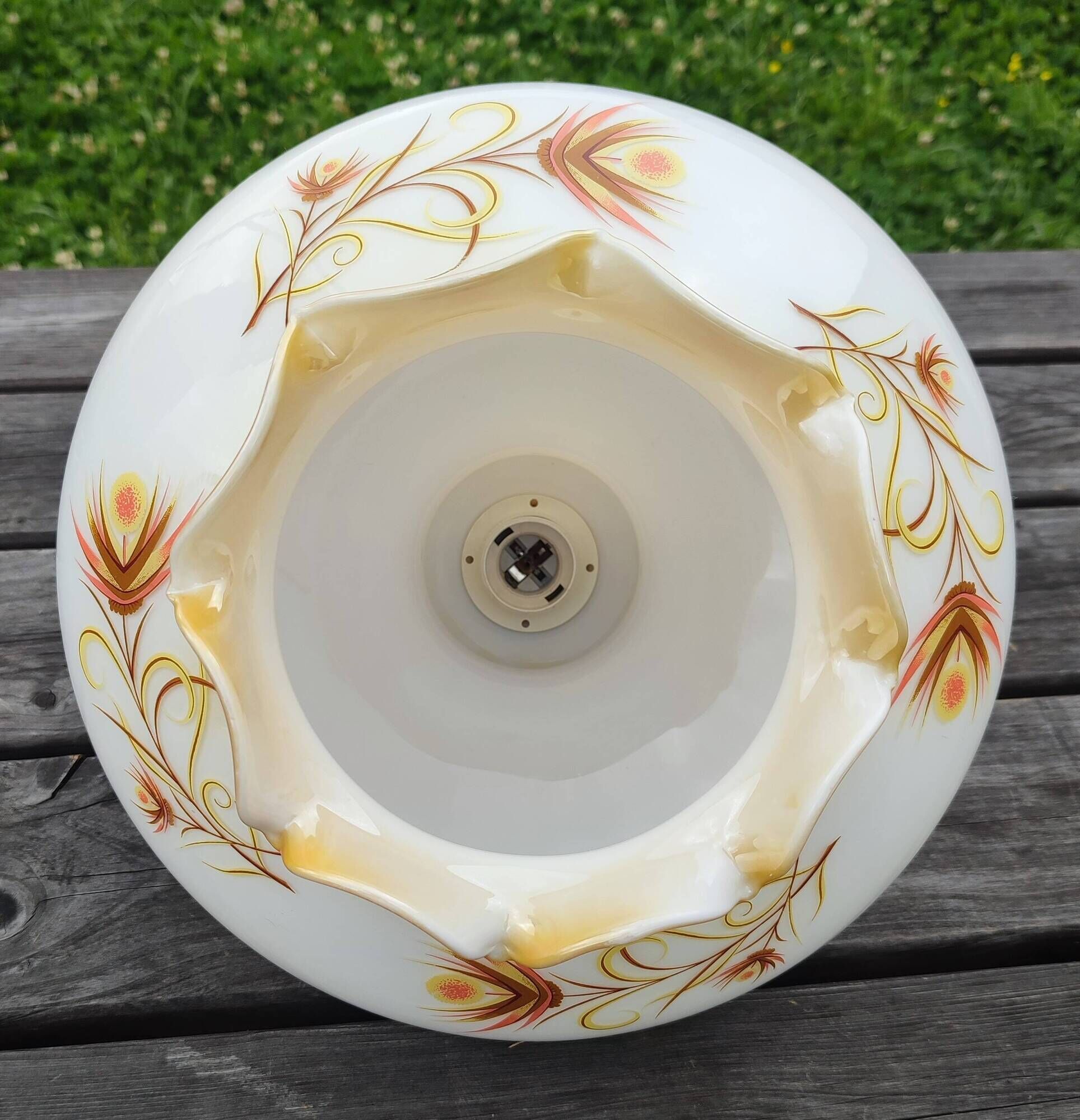 Suspension vintage en verre opalin décor floral stylisé beige doré