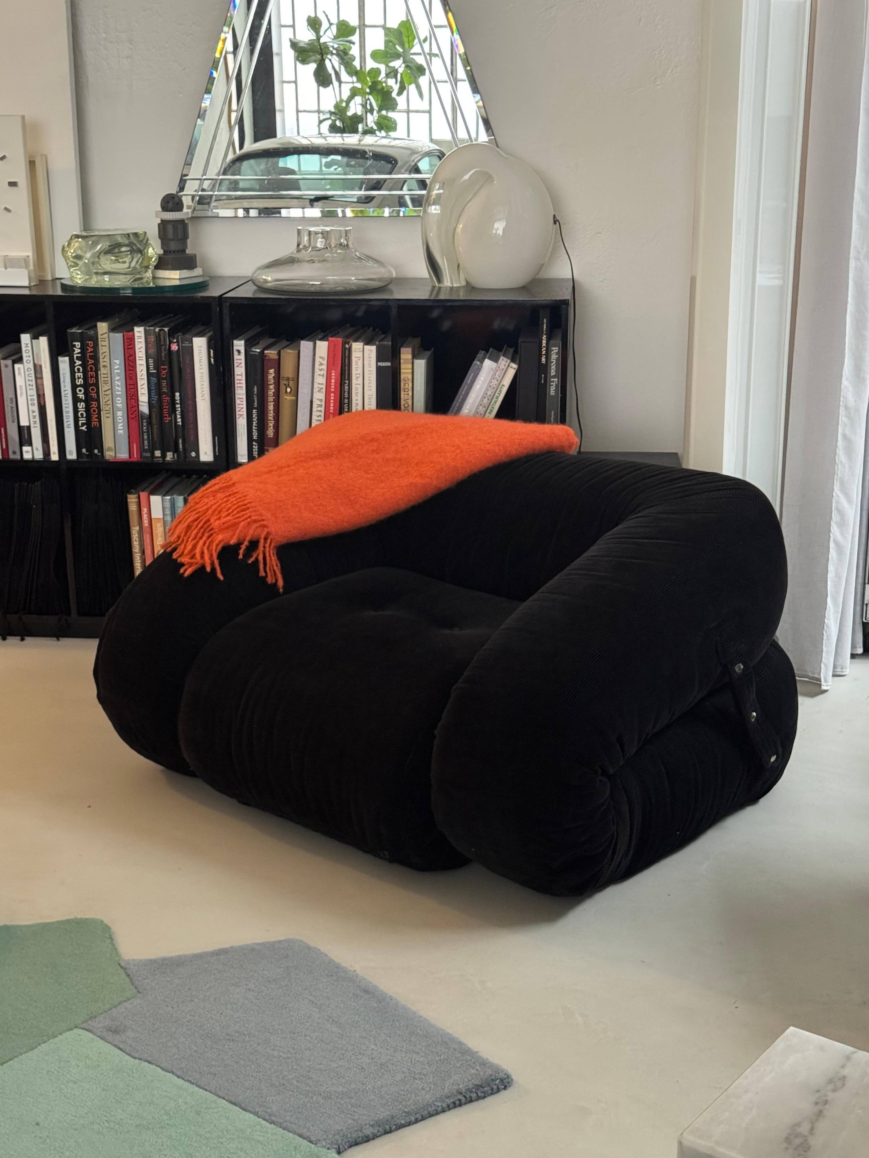 Collectible Anfibio Sofa Bed, black velvet lounge chair, Italian Space Age
