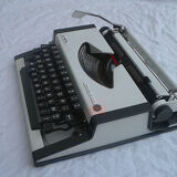 Typewriter olympia traveller de luxe