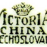 Suite of twelve table plates in white and gold porcelain.