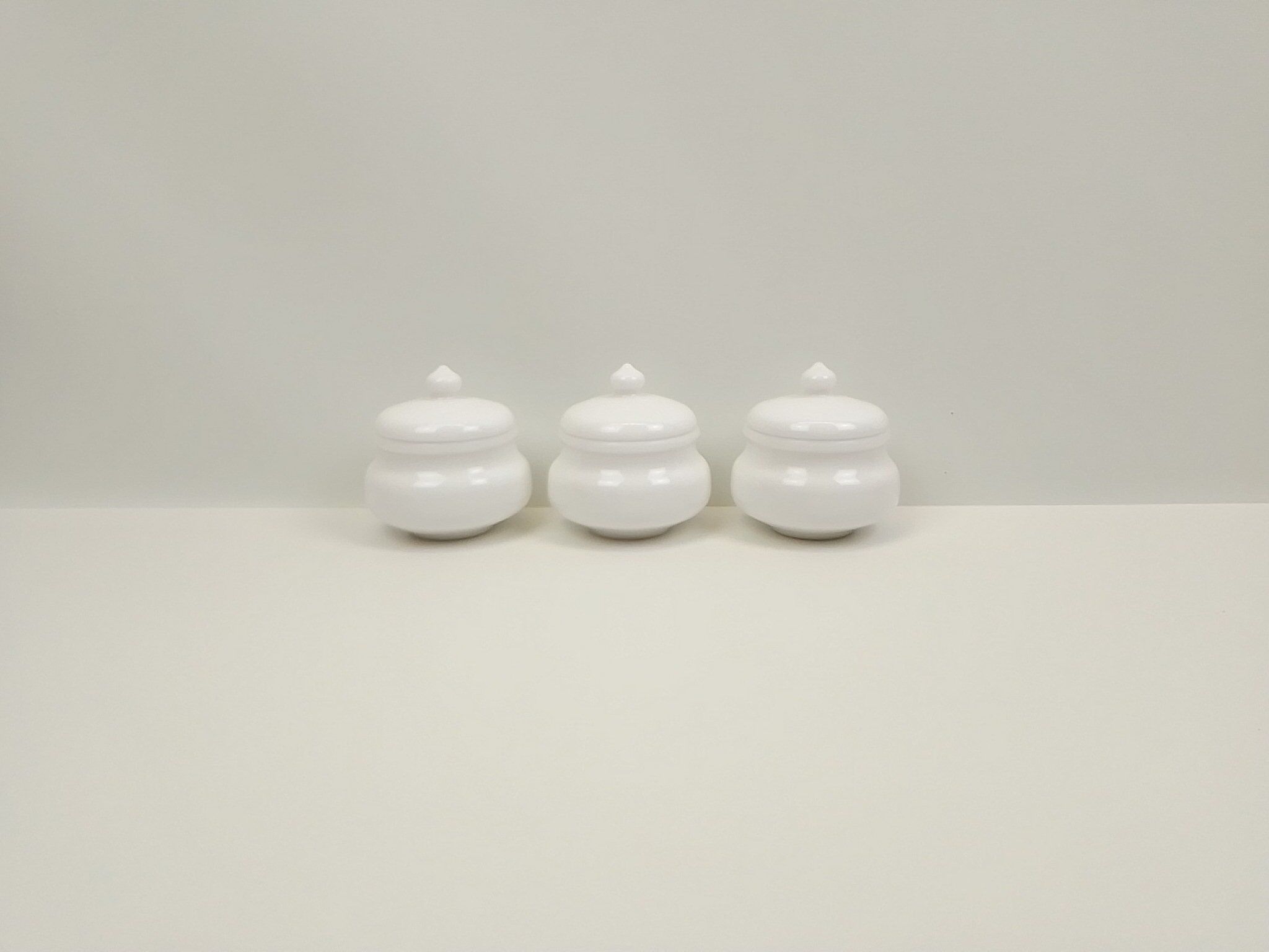 Lot 3 pots white opaline style