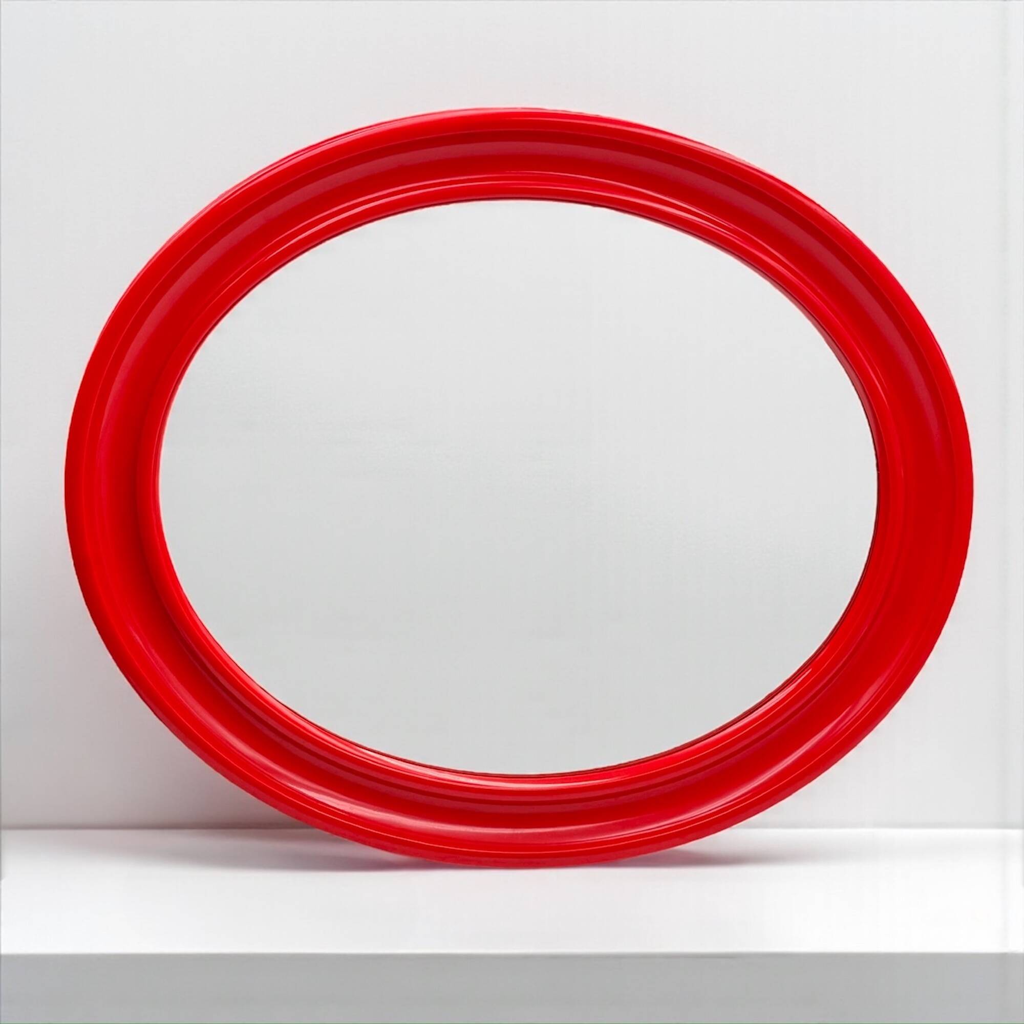 Miroir ovale en bakélite rouge de Carrara & Matta, Italie, années 1970
