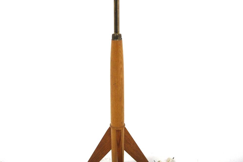 Lampadaire scandinave "tripode" en chêne, Suède, 1960