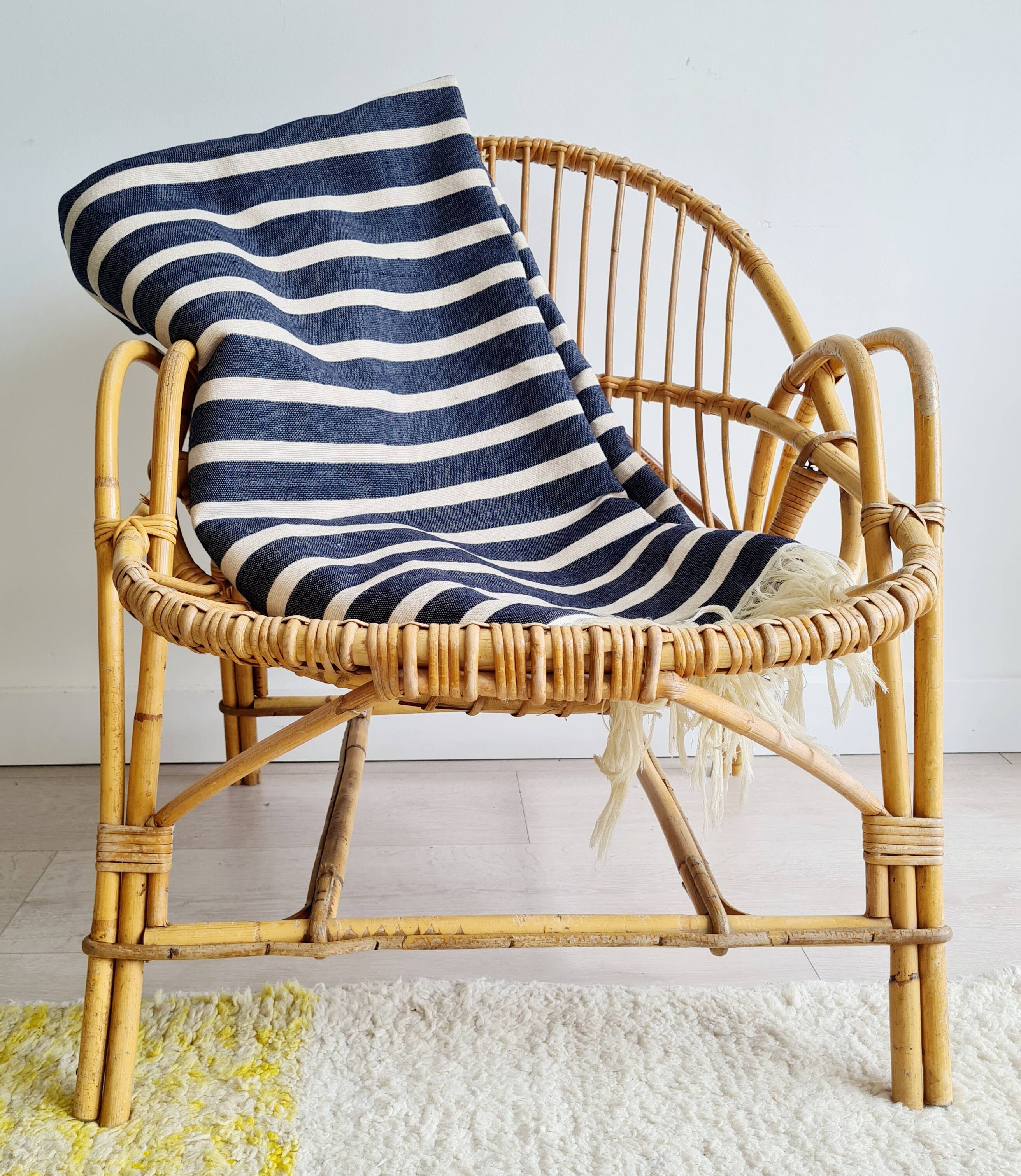 Plaid tissé main à rayures marine et crème - franges légères