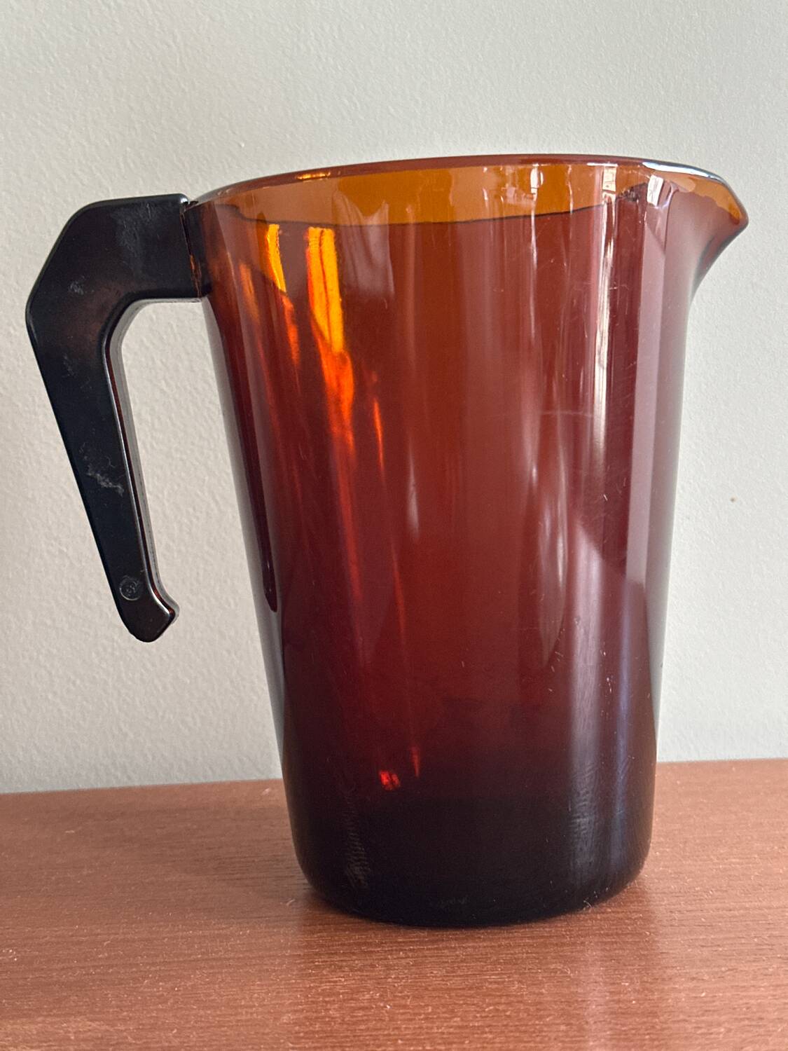 Pichet Vereco en verre ambré