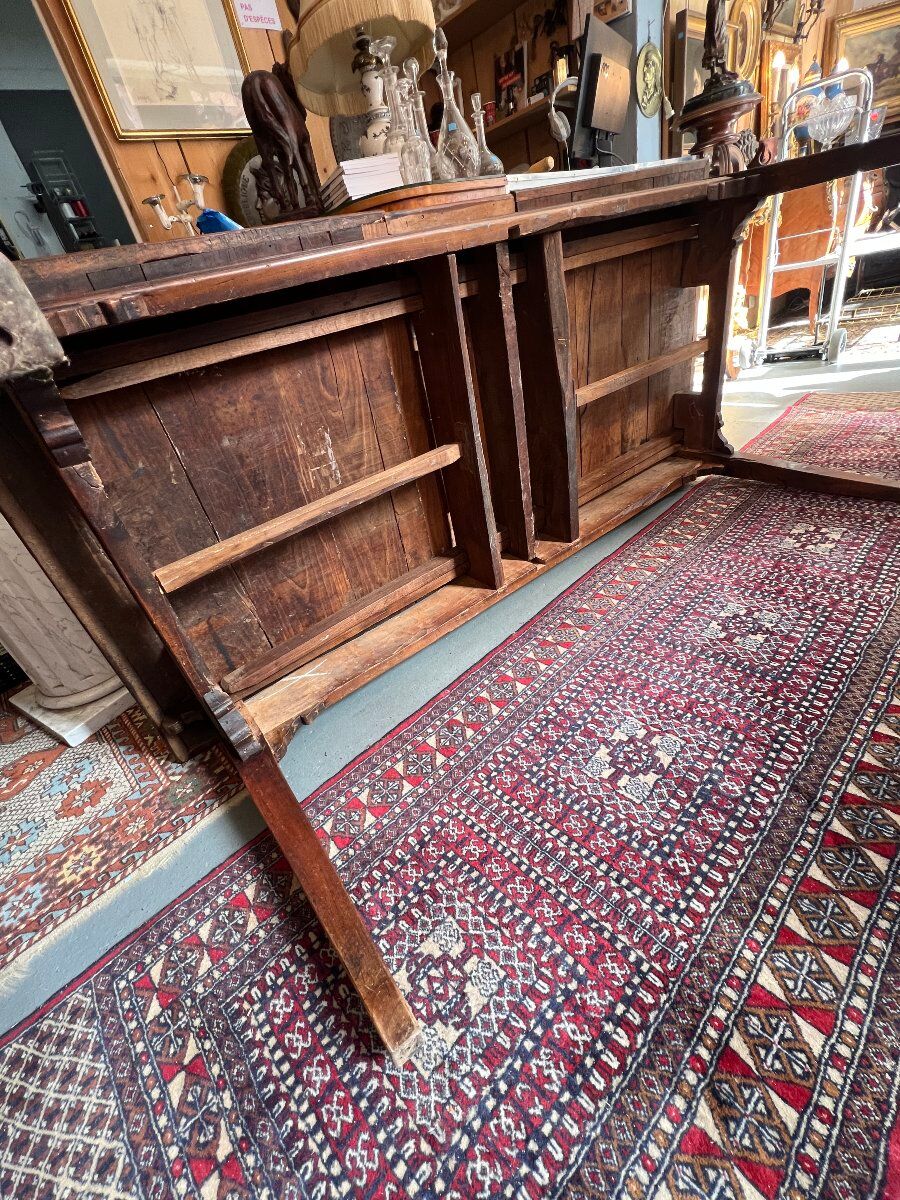 Rustic solid wood table: Elegance and functionality for your family meals, 19th century.