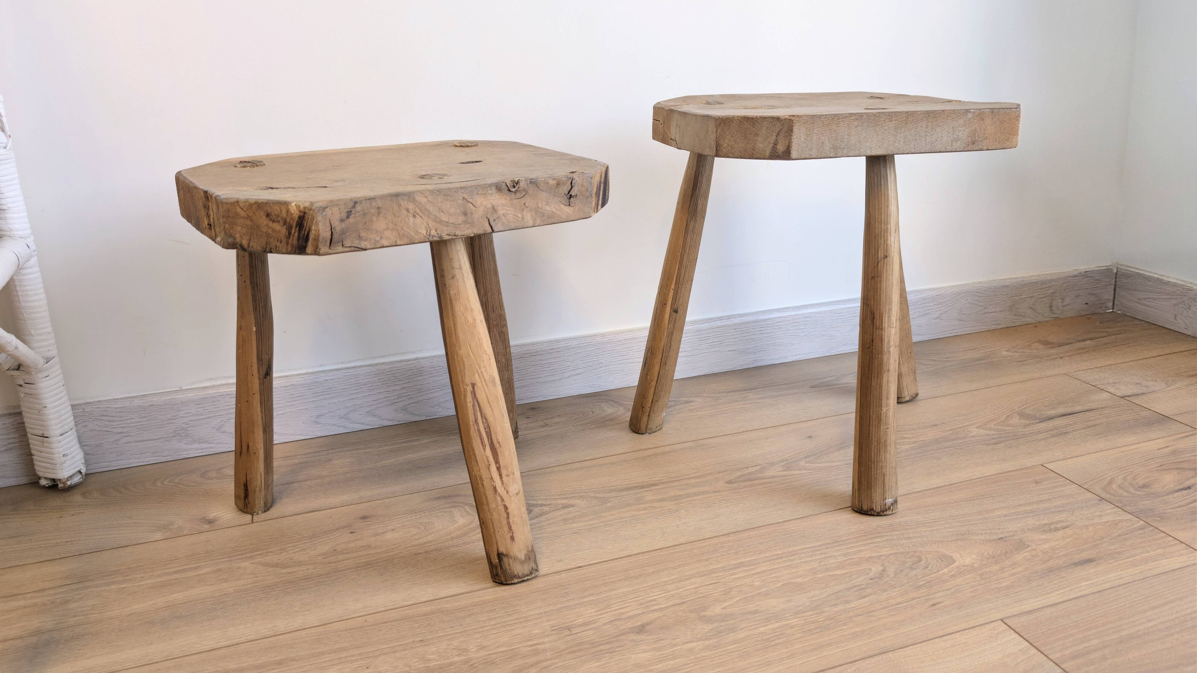 Paire de tabourets brutalistes anciens en bois massif