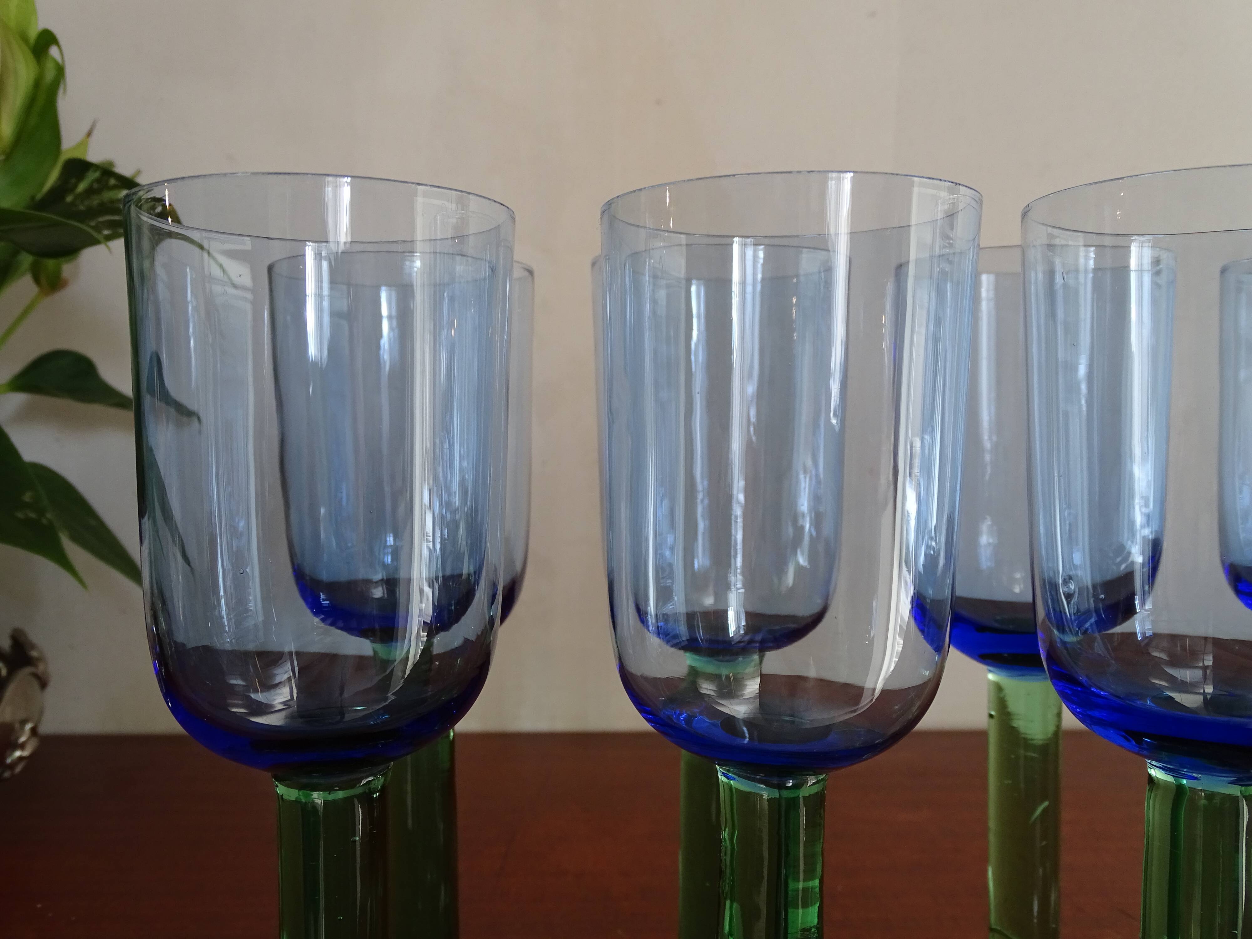 8 glasses with Murano feet vintage blown glass