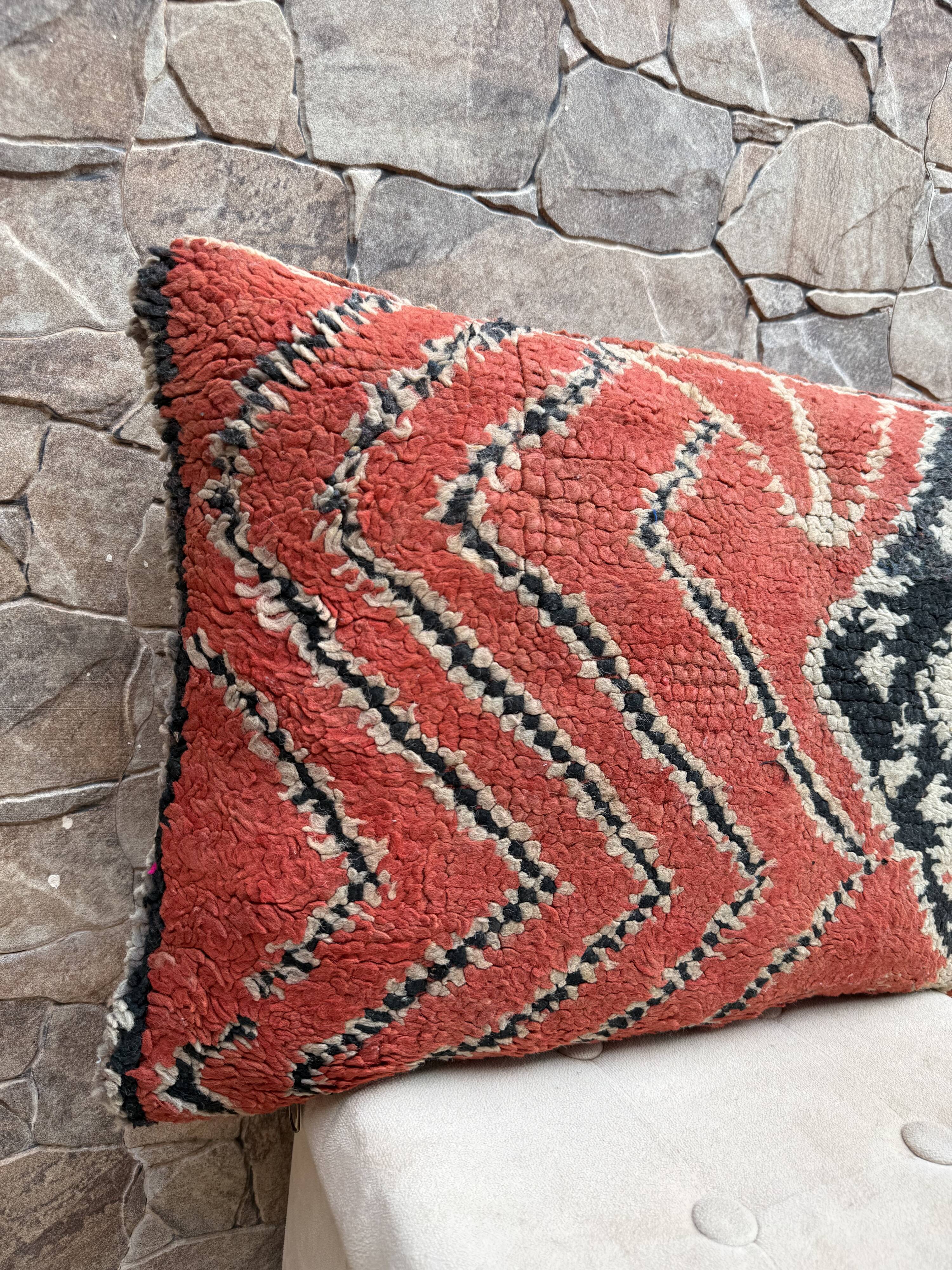 Vintage Berber wool cushion cover: Moroccan Kilim cushion