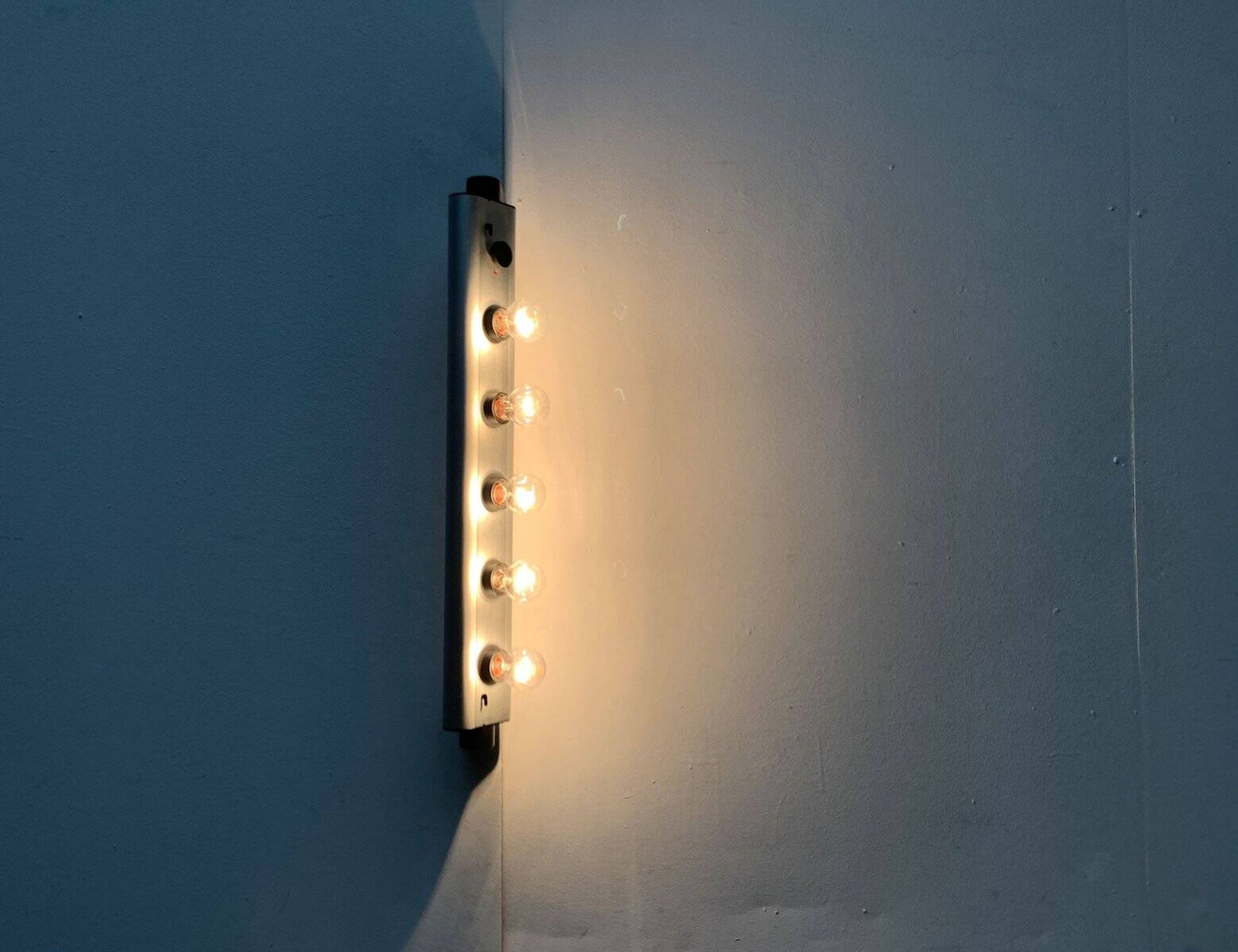 Postmodern Italian wall lamp Aton Barra by Ernesto Gismondi for Artemide, 1980s.