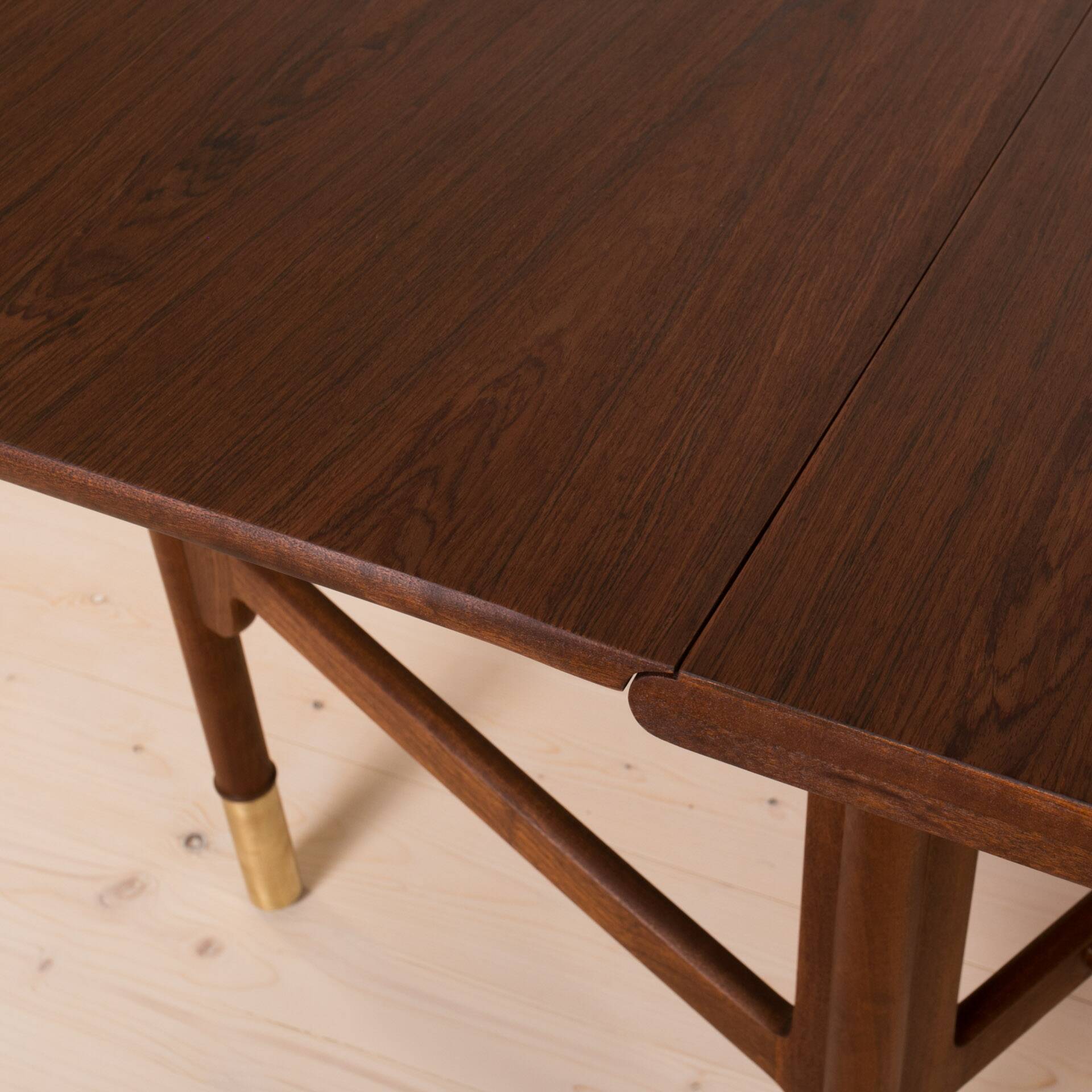 Table à manger vintage, bois de teck, éléments en laiton, Norvège, années 1950