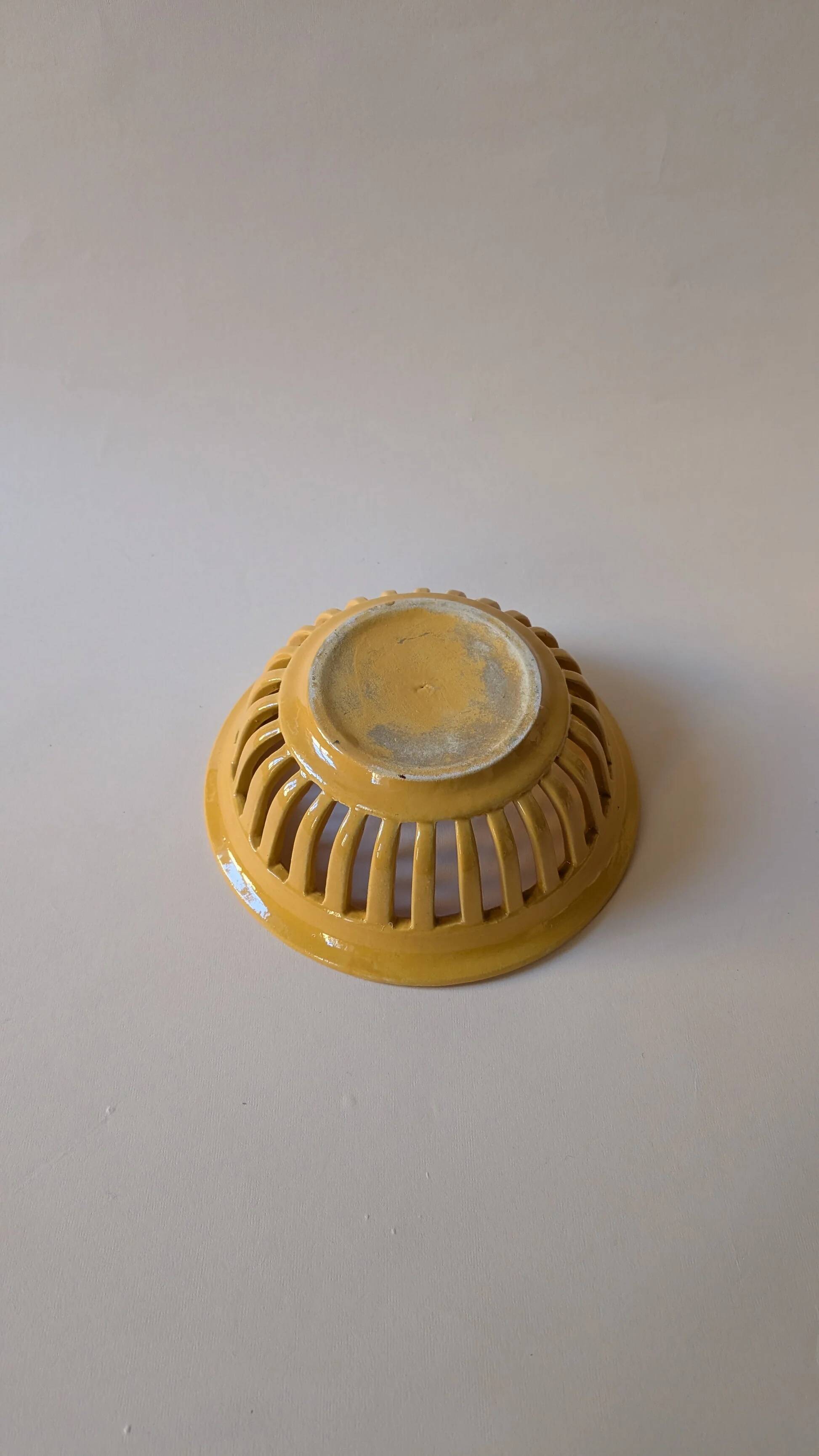 Corbeille en céramique jaune