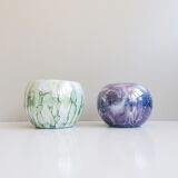 Pots de fleurs vert et violet